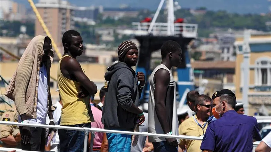 La policía de la localidad costera libia de Zauara detuvo anoche a tres jóvenes por su presunta responsabilidad en la muerte de más de un centenar de personas que viajaban rumbo a Europa en dos embarcaciones que naufragaron en el Mediterráneo.