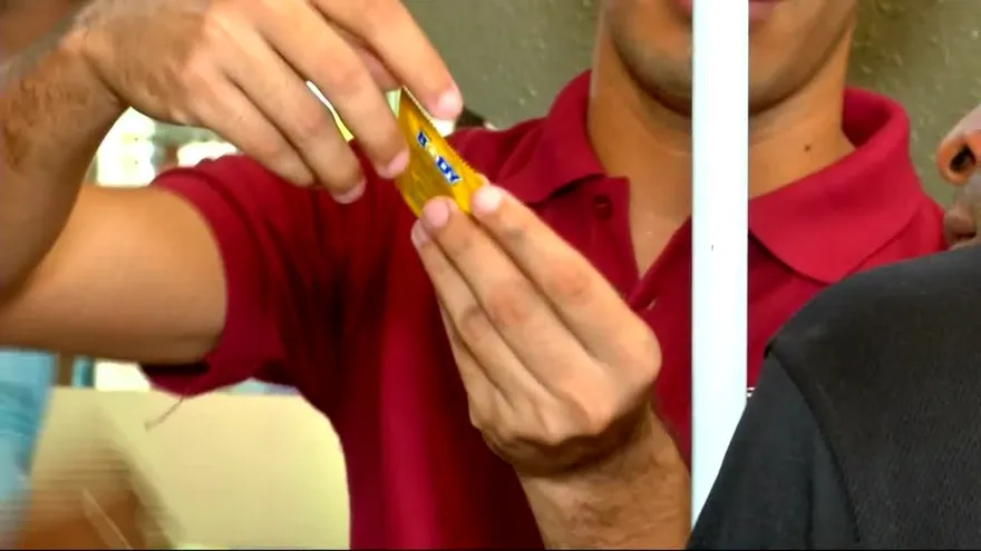 Reparten kit de Carnaval a viajeros en la terminal