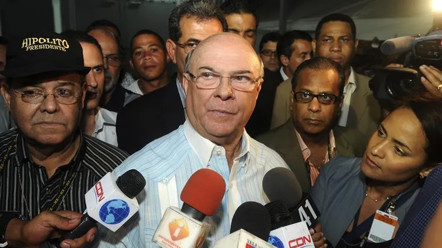 En la imagen un registro del expresidente dominicano Hipólito Mejía (c).