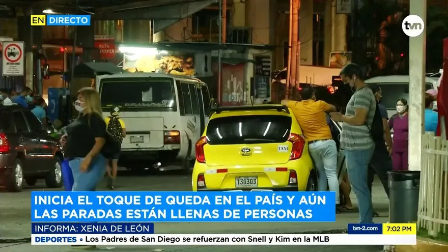 Paradas llenas y tranque vehicular en medio del toque de queda