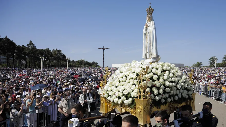 Peregrinos acuden a la solemnidad de la Virgen de Fátima