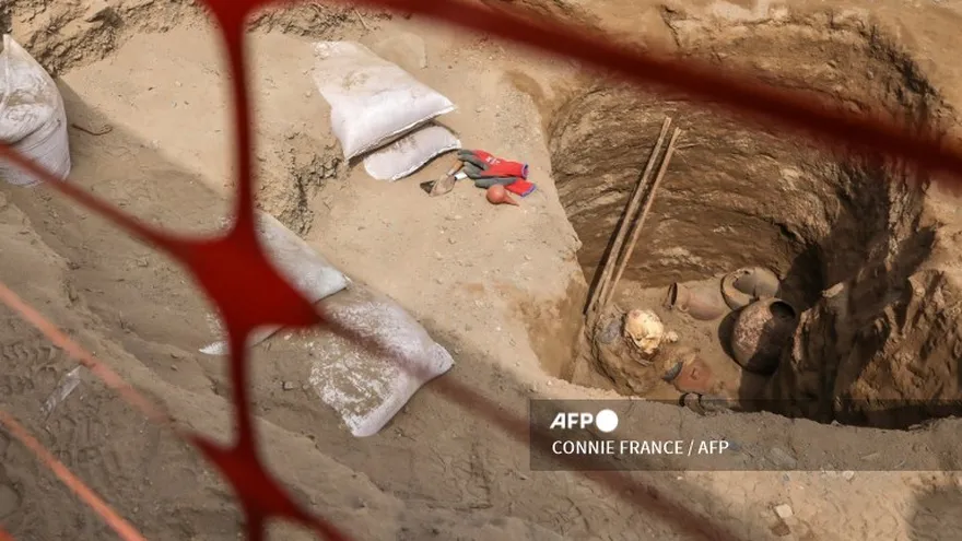 Momia encontrada en excavación en Perú