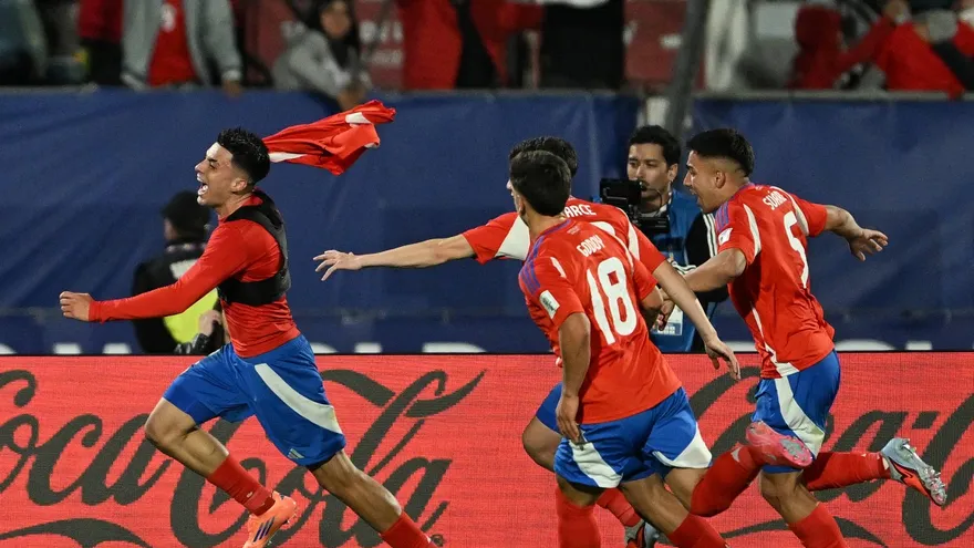Ian Garguez  (i) celebra con sus compañeros de la Selección Sub-20 de Chile