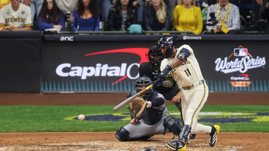 Jackson Chourio en un turno al bate del Juego 1 de la Serie Mundial ante los Rays
