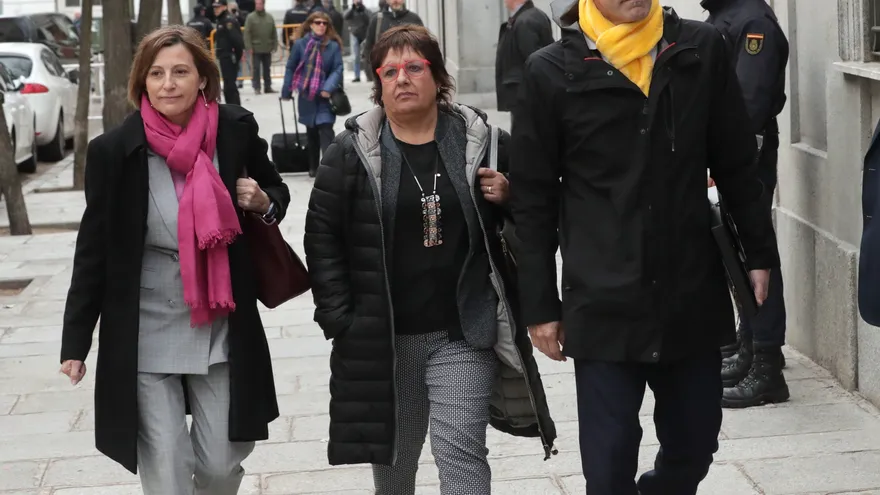 La expresidenta del Parlamento Carme Forcadell , y los exconsejales Raúl Romeva y Dolors Bassa, a su llegada al Tribunal Supremo