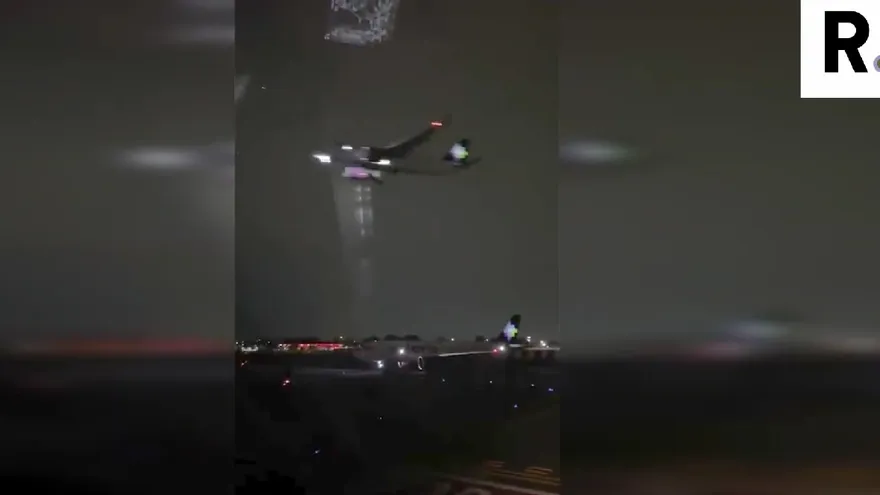 Imagen del momento en que el piloto maniobra para no chocar con el avión que se encontraba en la pista