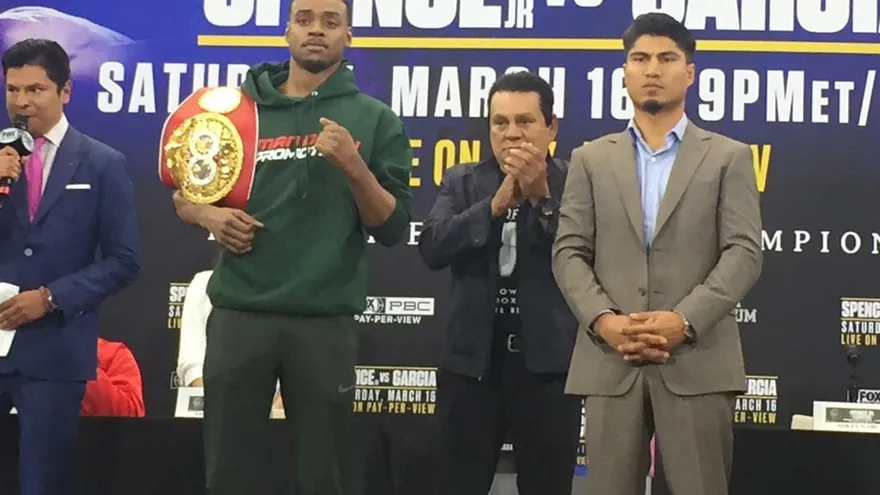 Roberto Durán acompañó a Spence (izq.) y a García.