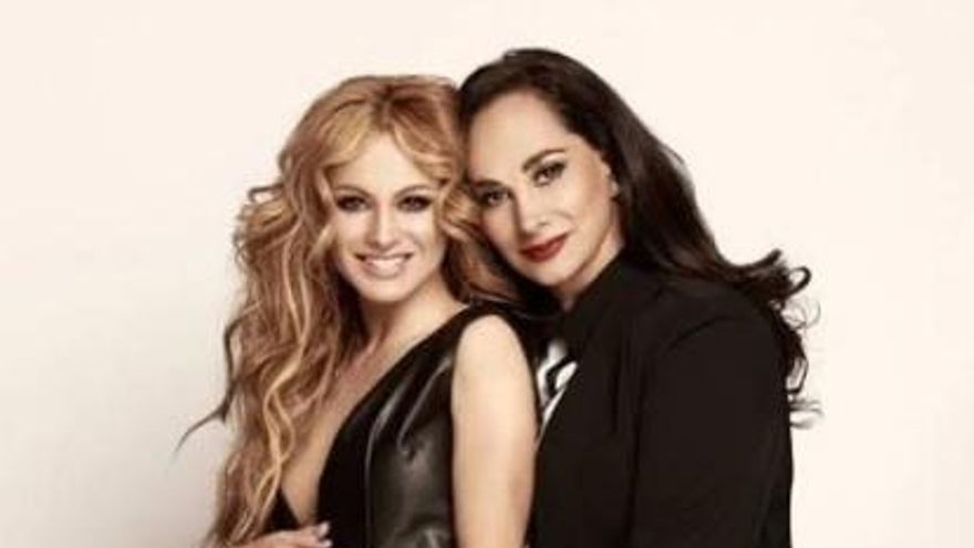 Paulina rubio junto a su madre Susana dosamantes.