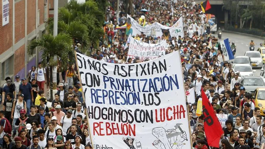 Cientos de personas participan en una manifestación en Medellín (Colombia). Estudiantes, trabajadores y grupos de indígenas iniciaron hoy una jornada de manifestaciones en Colombia para pedir al Gobierno del presidente Iván Duque mayor inversión en la universidad pública y protestar contra la reforma tributaria presentada al Congreso.