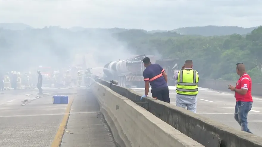 Camión cisterna se choca e incendia en autopista Panamá-Colón