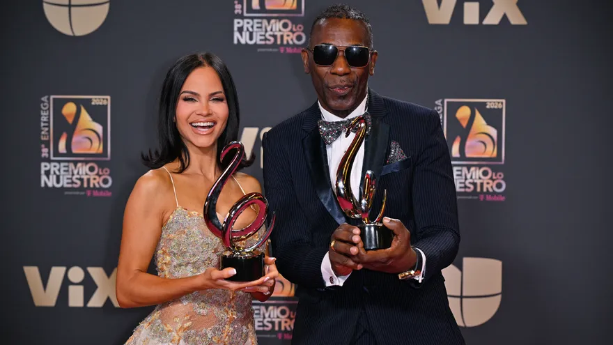 Nando Boom y Natti Natasha con sus premios