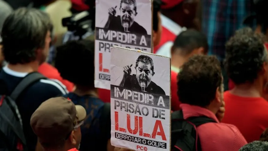 Sindicalistas y miembros de movimientos sociales protestan en apoyo del expresidente brasileño Luiz Inácio Lula da Silva en Sao Paulo, Brasil, el 24 de enero de 2018.
