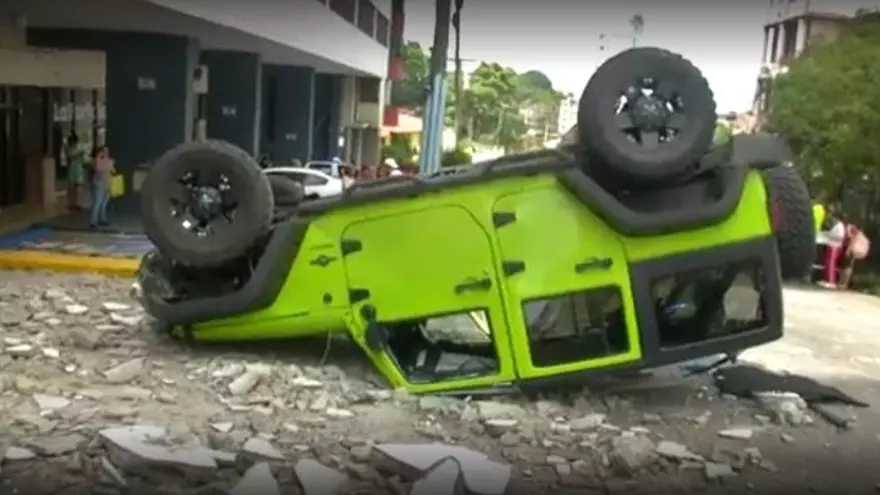 Vehículo que cayó desde estacionamientos en Pueblo Nuevo.
