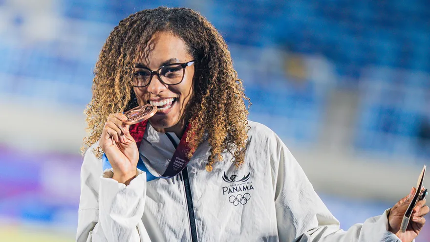 Nathalee Aranda con la medalla de bronce en su mano