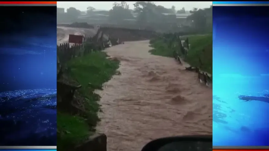Residentes en La Gallinaza afectados por las lluvias