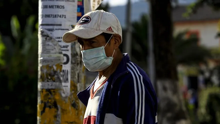 Un ciudadano ecuatoriano se cubre el rostro debido a la ceniza caída en la población de Machachi