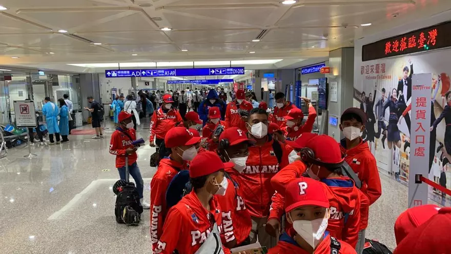 Jugadores de la Selección de Béisbol Sub-12 de Panamá a su llegada a Taiwán