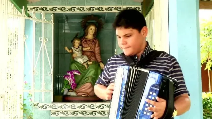 Ian Peralta, un cantor de la patria