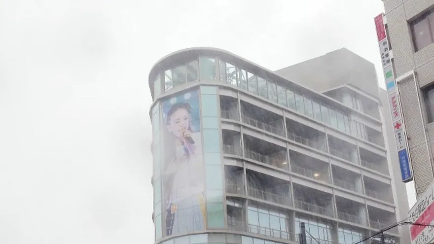 Personas caminan en medio del mal tiempo