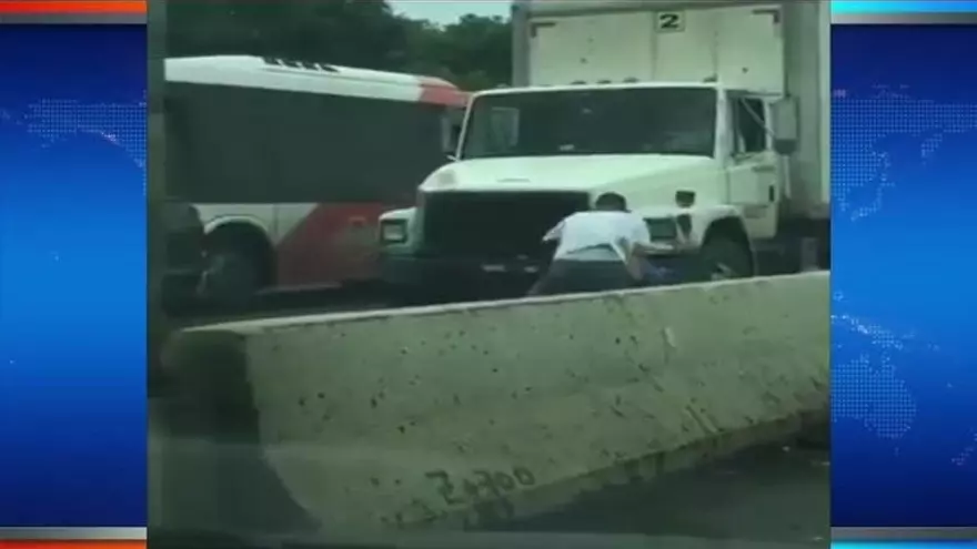 Pelea en plena vía; intolerancia rebasa los límites