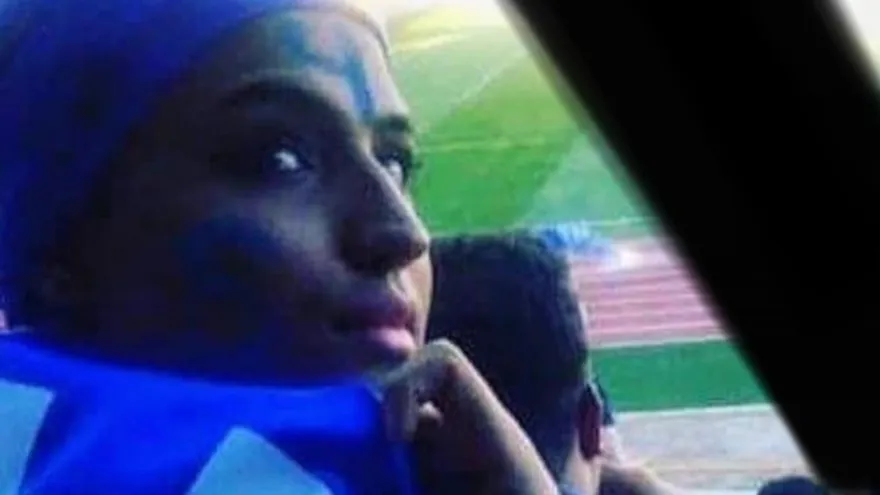 Mujer iraní se quema viva frente a tribunal tras ser condenada a prisión por ir a un partido de fútbol