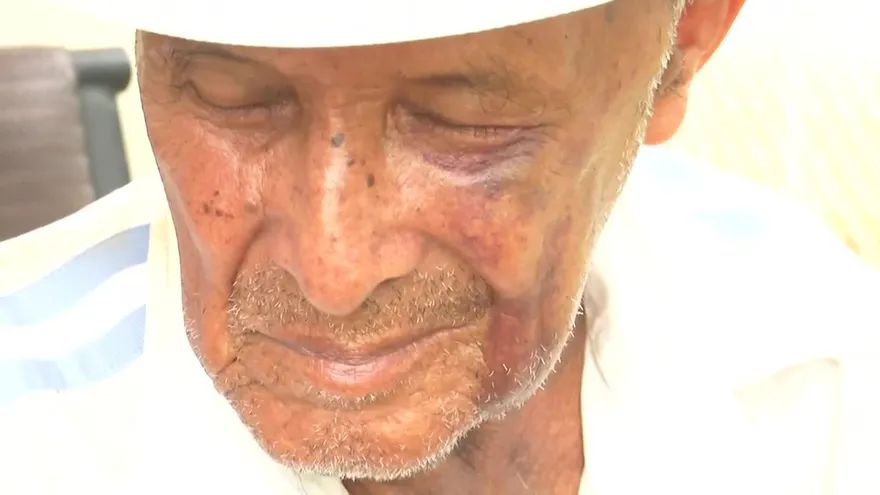 Asaltantes agreden a un adulto mayor para robarle