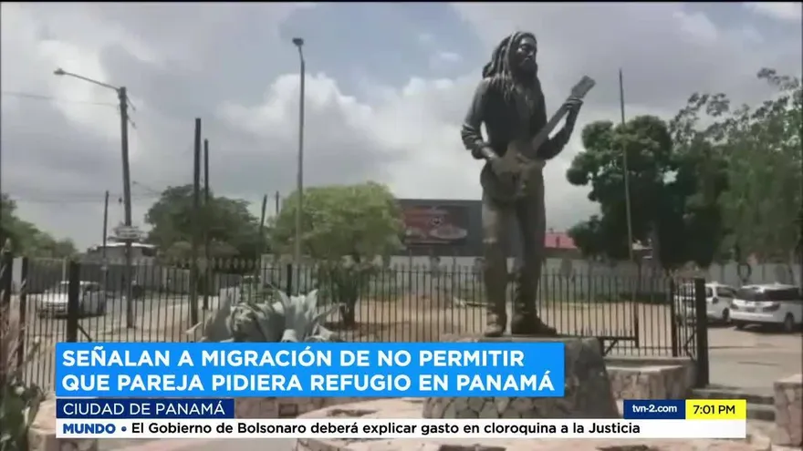 Molestias por impedirle pedir supuestamente asilo a pareja