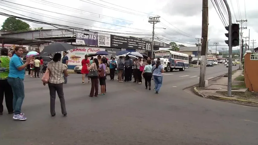 Reunión en escuela Gran Bretaña termina con cierre de calle