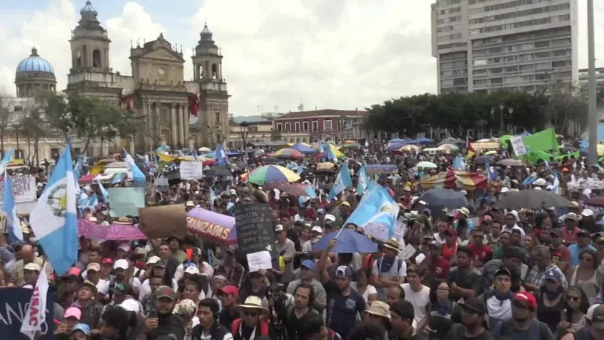 Miles de guatemaltecos exigen renuncia de presidente Morales
