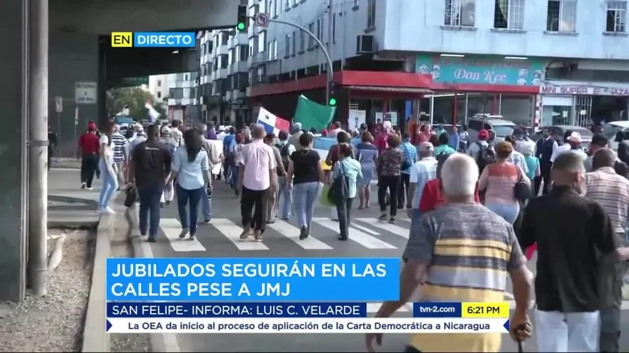 Jubilados mantienen la protestas a pesar de la presencia de peregrinos