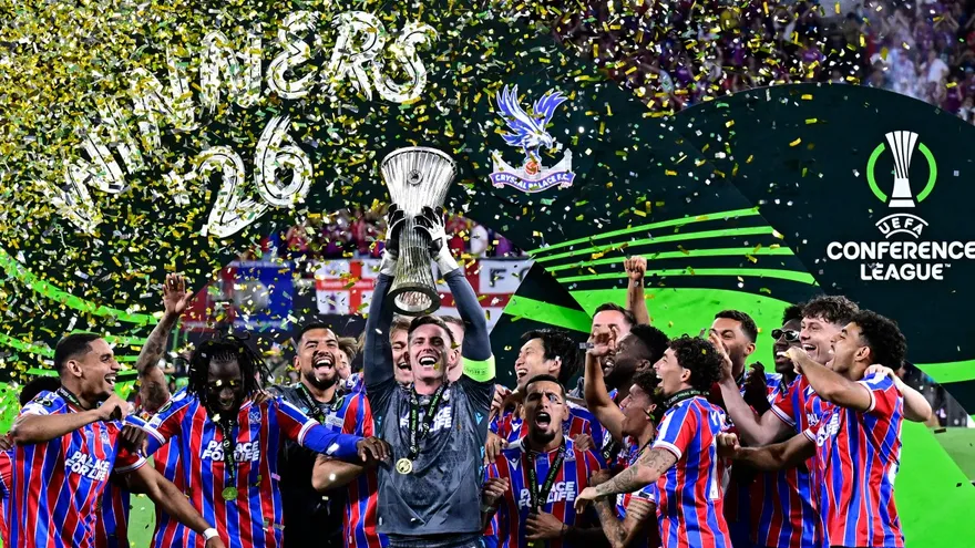 Jugadores del Crystal Palace ceberan la conquista del campeonato en la Conference League