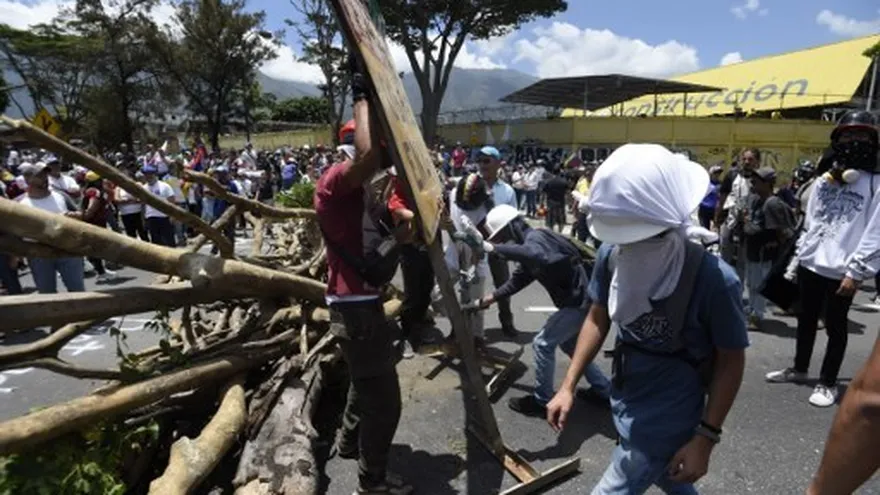 Los opositores protestan en las calles