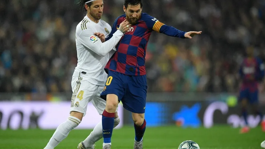 Sergio Ramos (i) y Lionel Messi (d) cuando eran rivales en la liga española