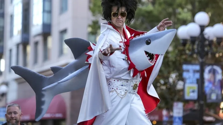 Un actor que encarna a Elvis promueve la película Sharknada en el Comic Con 2016.