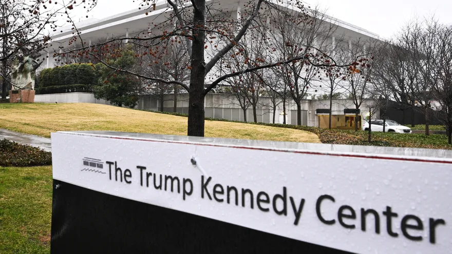 Juez ordena a Trump retirar su nombre del famoso Kennedy Center