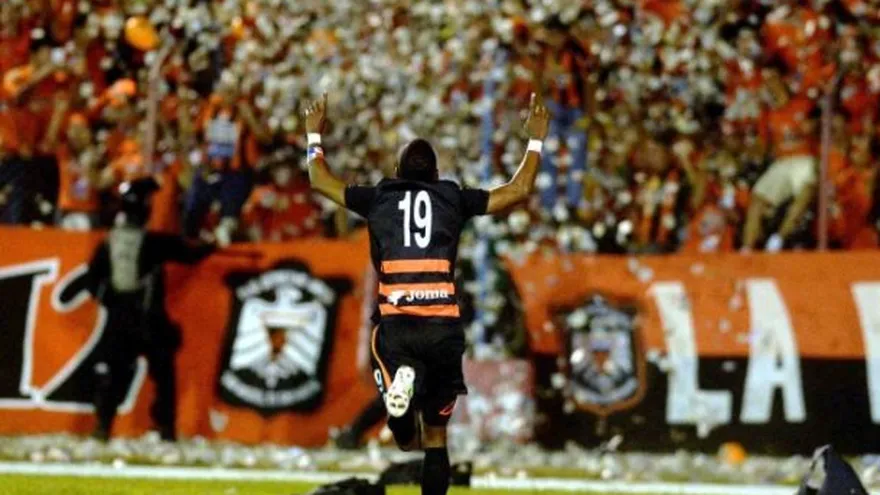 Nicolás Muñoz, le da el pase a la final del fútbol cuscatleco al Águila