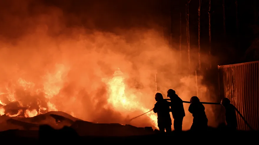 Los bomberos tratan de apagar el incendio tras una explosión en una zona industrial en Buenos Aires, Argentina