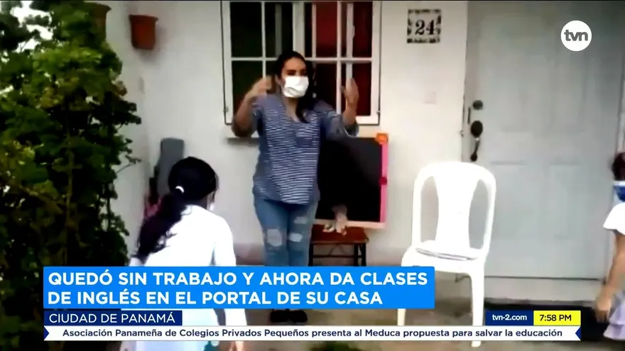 Quedó sin trabajo y ahora da clases de inglés en el portal de su casa