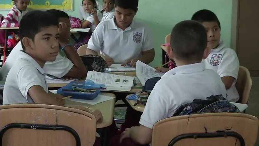 Maestros de escuela Carlos A. Mendoza asisten a clases