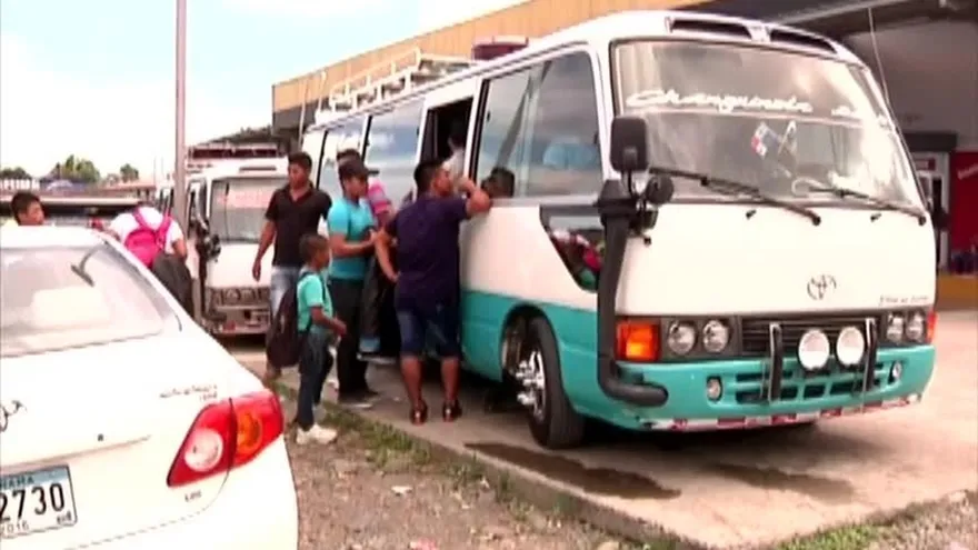 Por fuertes lluvias suspenden desfiles en Bocas del Toro