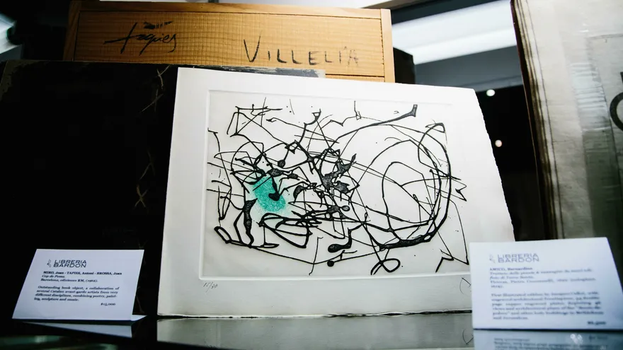 Vista de una ilustración del pintor catalán Joan Miró expuesta este jueves en la Feria Internacional de Libros Antiguos de Nueva York, que se celebra en el edificio Armory de Park Avenue, en Nueva York (EE.UU.)