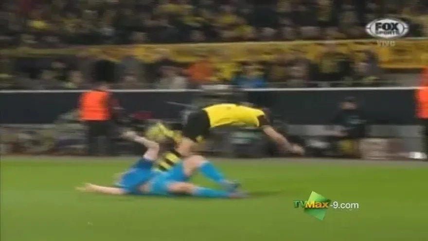 Tomas Hubocan tras un rodillazo accidental de Lewandowski