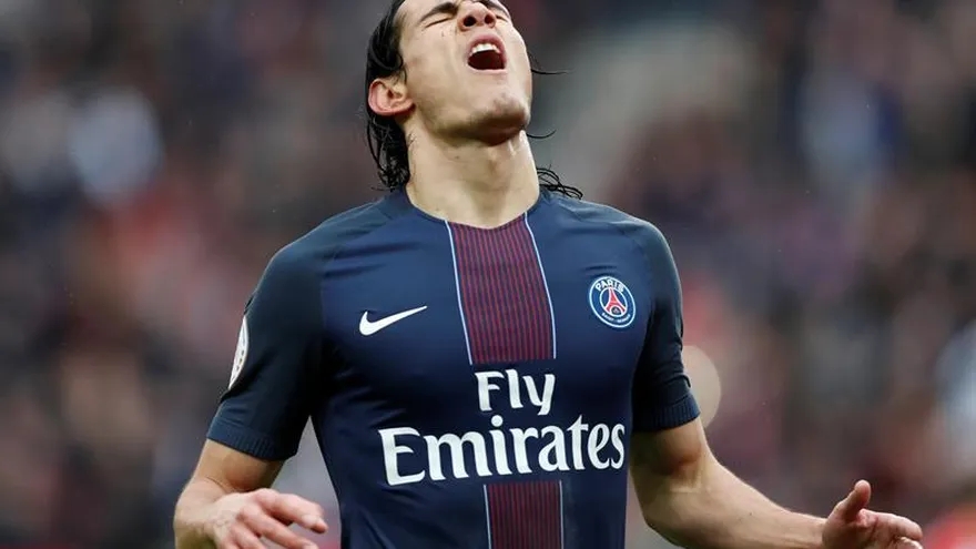 Cavani evita el tropiezo del PSG antes de visitar al Barcelona.
