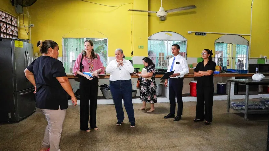 Ministra de Desarrollo Social, Beatriz Carles, directora de la Unicef y personal técnico en el Centro de Atención Intengral de la Senniaf de Tocumen