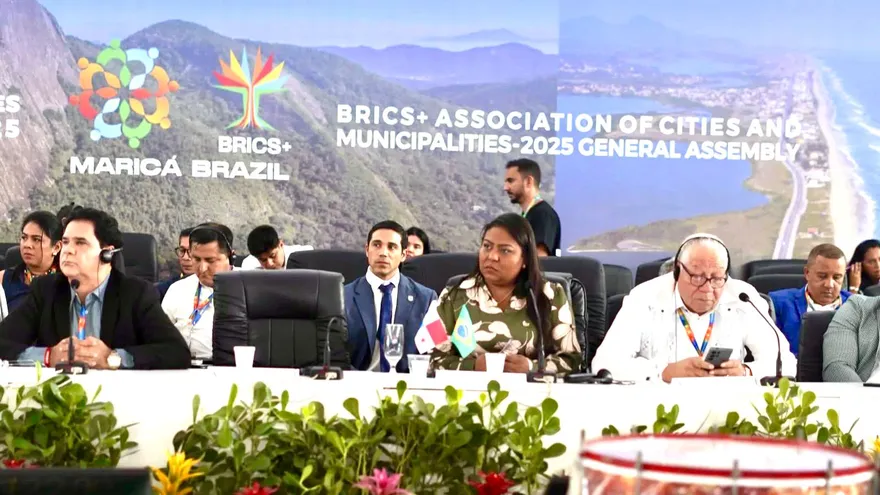 Nadine González, presidenta de la Asociación de Municipios de Panamá (centro).