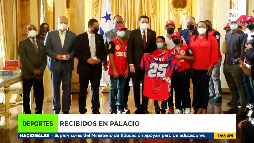 Equipos de pequeñas ligas visitan el Palacio Presidencial
