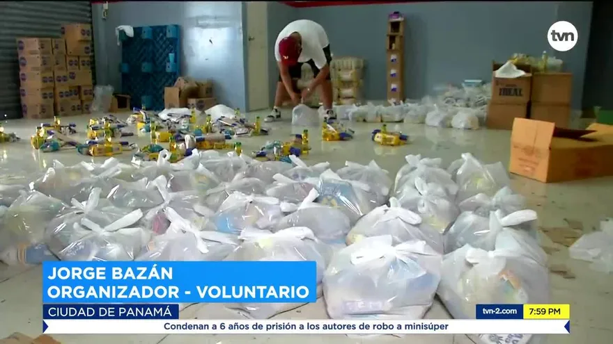 Un grupo de amigos dona alimentos secos a los más necesitados