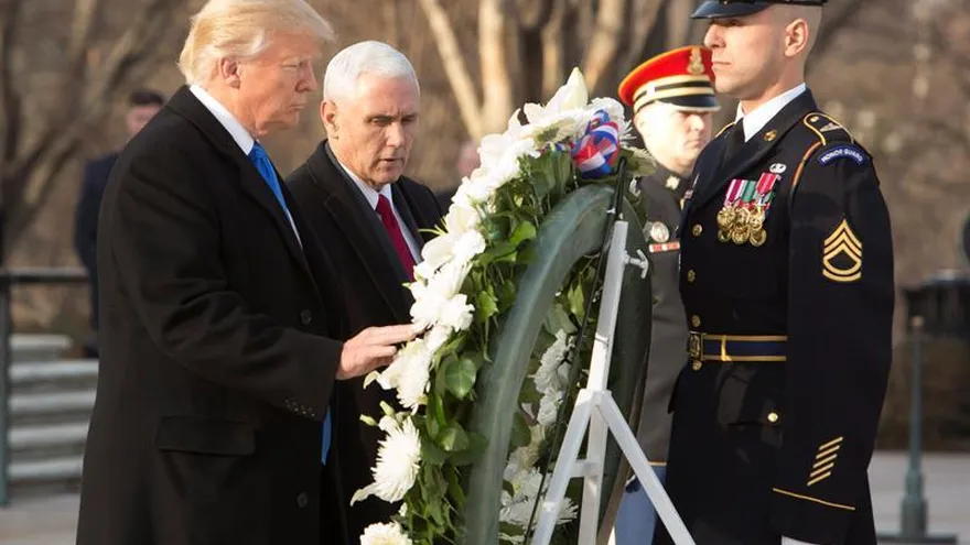 El presidente electo de Estados Unidos, Donald Trump (i), acompañado de su vicepresidente, Mike Pence (c), inicia hoy, 19 de enero de 2017, la agenda de actos oficiales de su investidura con una ofrenda floral en la tumba del soldado desconocido en el cementerio militar de Arlington (Virginia).