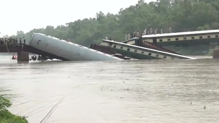 Pakistán: 8 muertos al descarrilar tren