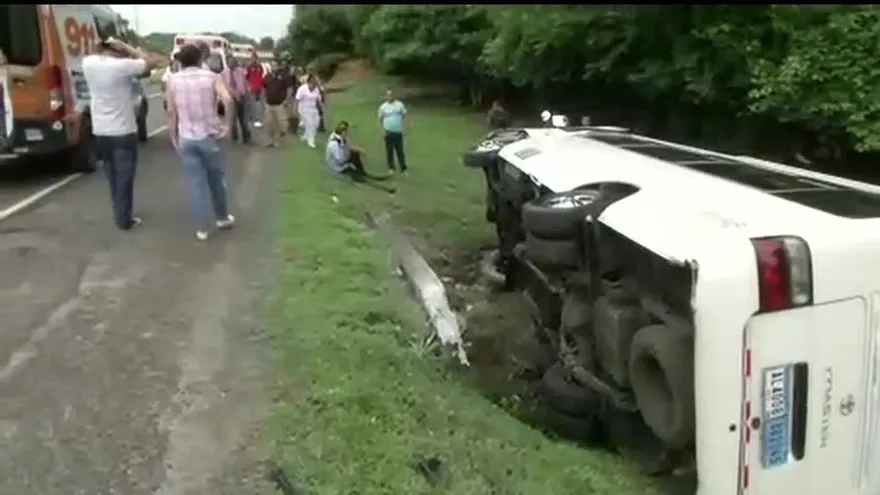 Reportan colisión y vuelco cerca de Loma Campana